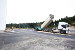 ASFALTIRANJE PRED ŠPORTNO DVORANO RAKEK 01 FOTO LJUBO VUKELIČ